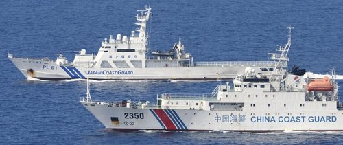 日本海上保安廳的4艘巡邏船則在數(shù)百米開外與之并列航行，展開一對(duì)一較量。