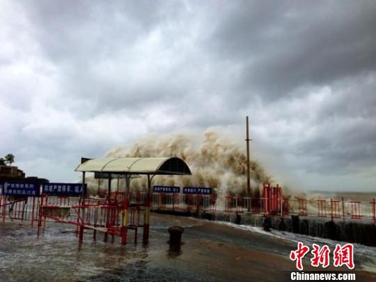 汕頭澄海萊蕪碼頭潮位猛漲，巨浪洶涌。