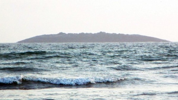 圖為在巴基斯坦靠近阿拉伯海的瓜達(dá)爾地區(qū)（Gwadar）近海600米處冒出一個(gè)小島。