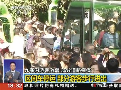 部分游客因等候時(shí)間長(zhǎng)，強(qiáng)行攔停區(qū)間車(chē)。