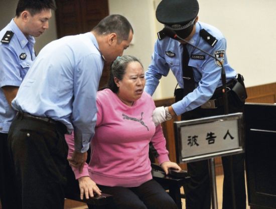 9月24日，在公訴人宣讀起訴書時，丁書苗因身體不停顫抖一度站立不穩(wěn)，被法警扶住