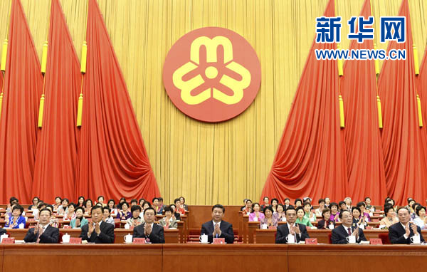 習近平、李克強、張德江、俞正聲、劉云山、王岐山、張高麗等在主席臺就座，祝賀大會召開。