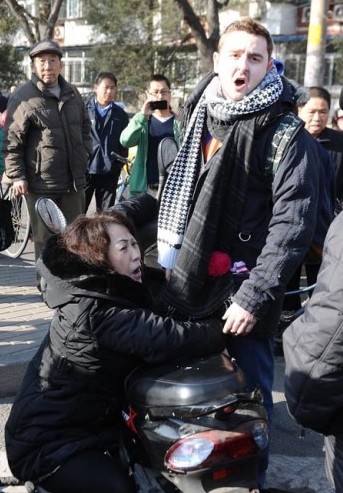 12月2日上午10時30分許，北京朝陽區(qū)一名女子在經過騎車老外時，雙方剮蹭后發(fā)生爭執(zhí)