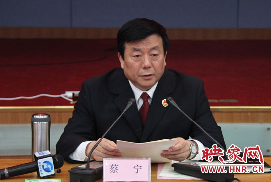 省檢察院檢察長(zhǎng)蔡寧通報(bào)了今年以來全省檢察工作情況。