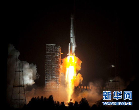 12月21日,載有玻利維亞通信衛(wèi)星的長(zhǎng)征三號(hào)乙運(yùn)載火箭點(diǎn)火發(fā)射。當(dāng)日零時(shí)42分,我國(guó)在西昌衛(wèi)星發(fā)射中心用長(zhǎng)征三號(hào)乙運(yùn)載火箭,成功將玻利維亞通信衛(wèi)星發(fā)射升空,衛(wèi)星順利進(jìn)入預(yù)定軌道。玻利維亞通信衛(wèi)星是該國(guó)擁有的第一顆衛(wèi)星。新華社記者 燕雁 攝