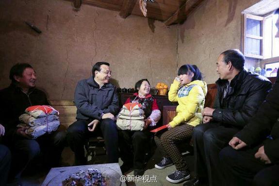 27日，李克強(qiáng)到安康旬陽金坡村看望留守兒童。
