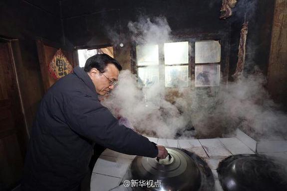 27日，李克強(qiáng)到安康旬陽金坡村看望留守兒童。