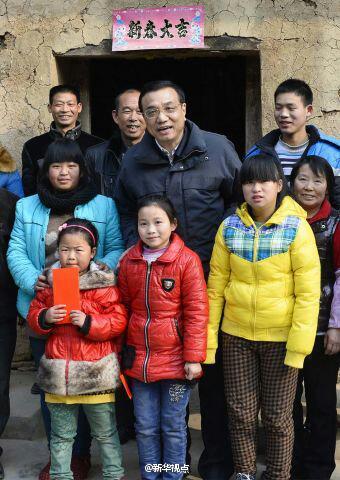 27日，李克強(qiáng)到安康旬陽金坡村看望留守兒童。