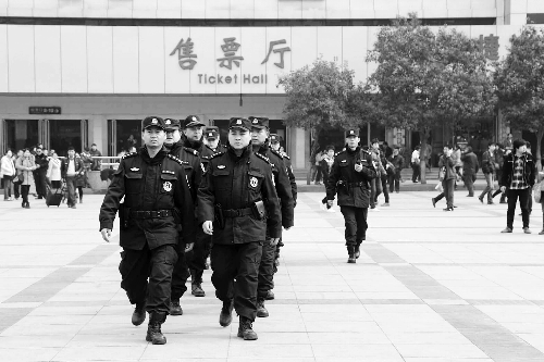 3月2日，鄭州市特警加強(qiáng)對(duì)人員密集場(chǎng)所的武裝巡邏。