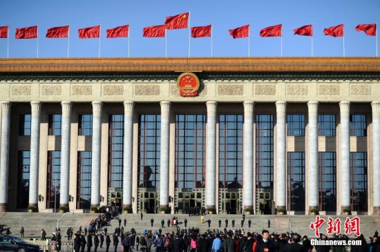 十二屆全國人大二次會(huì)議3月4日上午在北京人民大會(huì)堂舉行預(yù)備會(huì)議。全國人大常委會(huì)委員長張德江主持會(huì)議。
