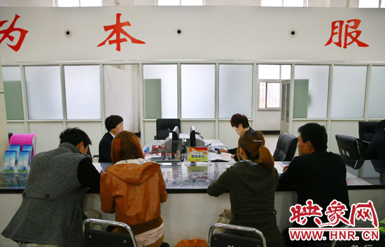 在陽光大廈一樓大廳內(nèi)，分布著人社局、民政局等與群眾利益相關(guān)的民生服務(wù)窗口。