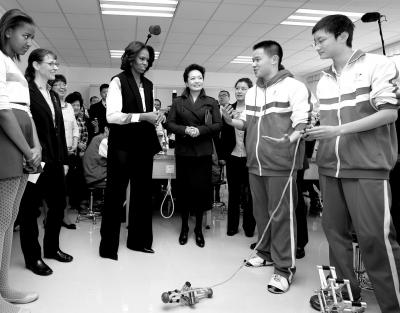 昨天上午，彭麗媛與米歇爾共同參觀北師大二附中，觀看學(xué)生們演示自己設(shè)計(jì)制作的幾何機(jī)器人。