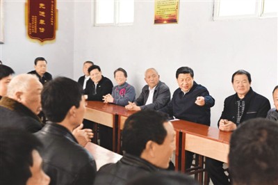 3月17日，習(xí)近平在河南省蘭考縣東壩頭鄉(xiāng)張莊村村委會與干部群眾座談，聽取意見和建議。