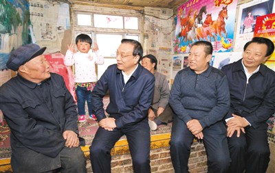 3月27日，李克強(qiáng)在內(nèi)蒙古自治區(qū)翁牛特旗橋頭鎮(zhèn)太平莊村看望貧困戶。