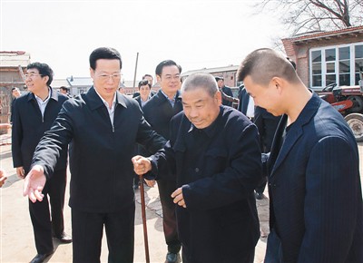 3月26日，張高麗在吉林省農(nóng)安縣農(nóng)安鎮(zhèn)小橋子村看望貧困戶王井山一家。