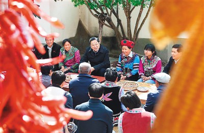 3月24日，俞正聲在云南省武定縣插甸鄉(xiāng)彝族小院農(nóng)戶家中進(jìn)行座談交流，聽取基層黨員群眾意見建議。
