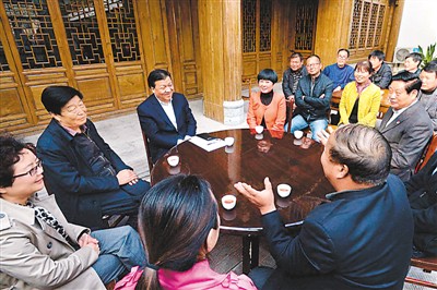 3月23日，劉云山在陜西省咸陽市禮泉縣煙霞鎮(zhèn)袁家村與基層干部群眾座談，聽取對教育實(shí)踐活動的意見建議。