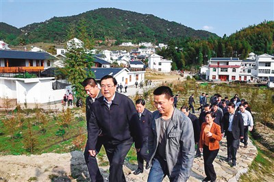 3月25日，張德江在福建省上杭縣古田鎮(zhèn)吳地村看望群眾。