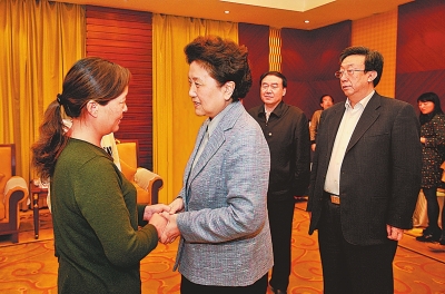  4月9日，中共中央政治局委員、國務(wù)院副總理劉延?xùn)|在鄭州接見“踐行焦裕祿精神的好校長”張偉的家屬。