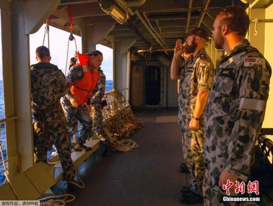 　據(jù)澳大利亞海軍4月11日發(fā)布的圖片顯示，中澳海軍海上聯(lián)合搜尋失聯(lián)客機(jī)。據(jù)悉，澳大利亞總理當(dāng)天表示，澳方執(zhí)行搜尋失聯(lián)客機(jī)任務(wù)的搜救人員已獲知黑匣子的大致位置。