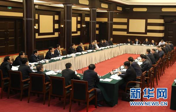 4月28日，中共中央政治局常委、國務(wù)院總理李克強(qiáng)在重慶主持召開座談會(huì)