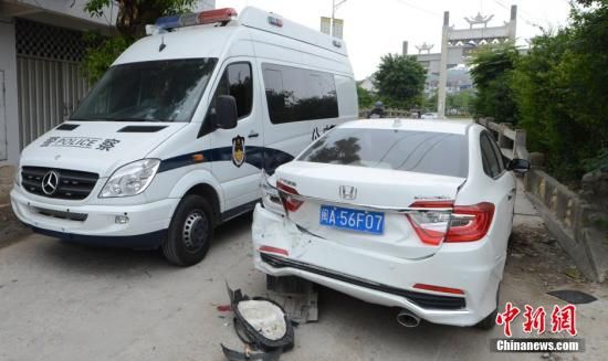  4月28日，福建省福州市閩侯縣發(fā)生一起惡性駕車撞人事件，圖為被撞車輛損毀嚴(yán)重。經(jīng)初查，該肇事男子叫林某新（漢族，37歲，福州長樂人），因婚姻問題，情緒失控，駕車從閩侯縣青口鎮(zhèn)往尚干鎮(zhèn)方向，沿奔馳大道行駛，連續(xù)撞人。中新社發(fā) 劉可耕 攝