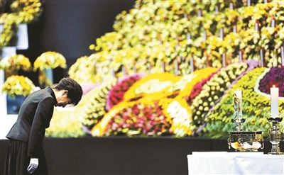 4月29日，韓國總統(tǒng)樸槿惠為“歲月”號(hào)沉沒客輪死難者默哀圖片/IC