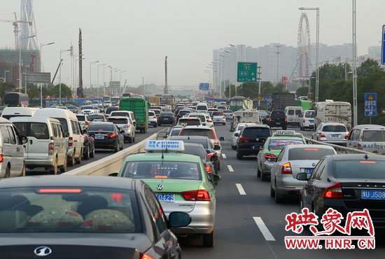 5月1日零時至3日24時，全省高速公路安全平穩(wěn)運行，累計車流量440.53萬輛。