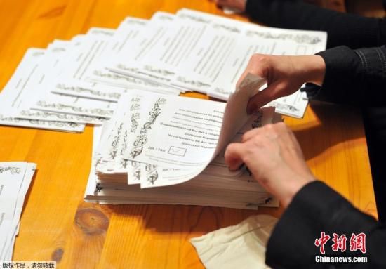 　　當(dāng)?shù)貢r間2014年5月11日，烏克蘭東部地區(qū)選舉工作人員開始公投計票工作。