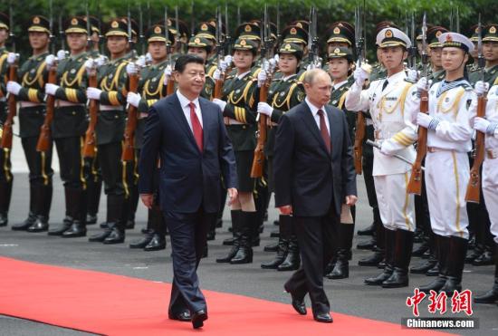 5月20日，中國國家主席習近平在上海舉行儀式歡迎俄羅斯總統(tǒng)普京訪華。中新社發(fā) 廖攀 攝
