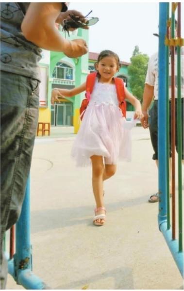 　　昨日，潛江市浩口鎮(zhèn)第三小學(xué)已被戒嚴(yán)，下午幼兒園學(xué)生放學(xué)時(shí)，一些家長(zhǎng)前來接孩子