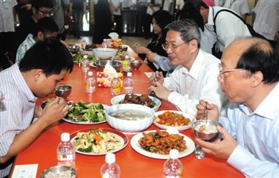 昨日中午，國(guó)臺(tái)辦主任張志軍（右二）在臺(tái)中市長(zhǎng)胡志強(qiáng)的陪同下和盲校的孩子共進(jìn)午餐。當(dāng)晚，張志軍結(jié)束訪臺(tái)回京。 新華社發(fā)