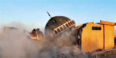 ISIS武裝人員駕駛推土機(jī)推倒一座清真寺的墻體。