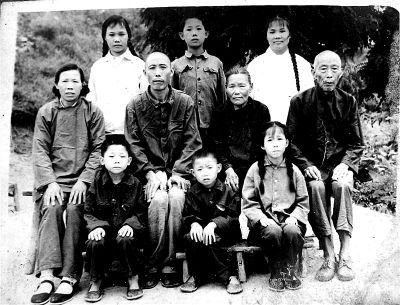 1970年，何兆勝一家人在荊門(mén)合影，中排左二為何兆勝。