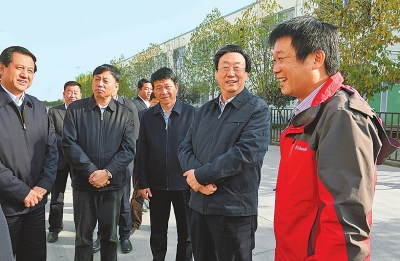 　11月4日下午,省委書記、省人大常委會(huì)主任郭庚茂在襄城縣精美鞋業(yè)有限公司調(diào)研。記者 杜小偉/攝