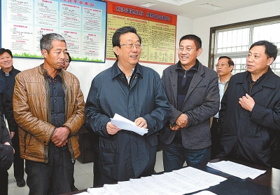 11月25日下午，省委書記、省人大常委會主任郭庚茂在延津縣石婆固鎮(zhèn)集北村與村民親切交談。