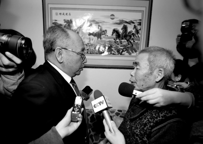15日，內(nèi)蒙古高院副院長趙建平（左）帶隊(duì)向呼格吉勒圖父母送達(dá)再審法律文書。