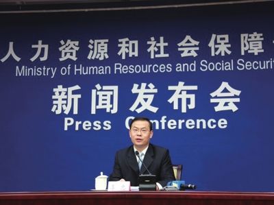 昨天，人社部新聞發(fā)言人李忠在新聞發(fā)布會(huì)上回答記者提問(wèn)。圖/中國(guó)網(wǎng)