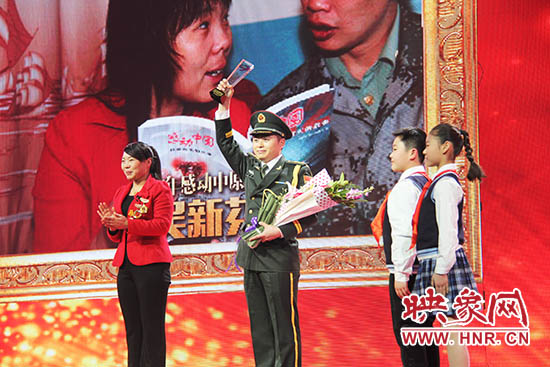 中國人民解放軍71352部隊19分隊管理員王留杰上臺接受頒獎。