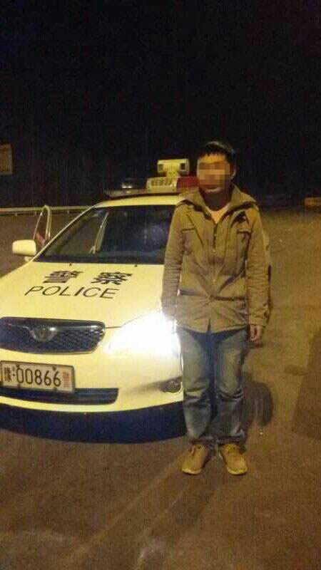 男子被父親拋棄后，在高速交警的幫助下才得以回家。