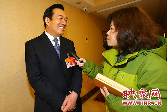 全國(guó)人大代表、省人大常委會(huì)委員、鄭州市人大常委會(huì)主任、黨組書(shū)記白紅戰(zhàn)接受采訪。
