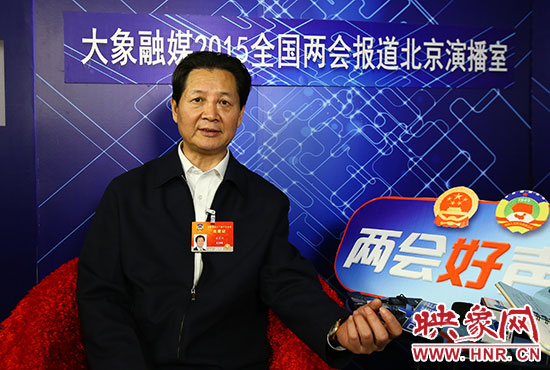 在全國(guó)政協(xié)委員、河南大學(xué)校長(zhǎng)婁源功接受采訪。