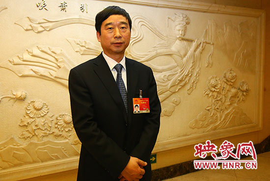 全國(guó)人大代表、信陽(yáng)市委副書(shū)記、市長(zhǎng)喬新江表示，信陽(yáng)明港機(jī)場(chǎng)將成為鄭州航空港區(qū)有效補(bǔ)充。
