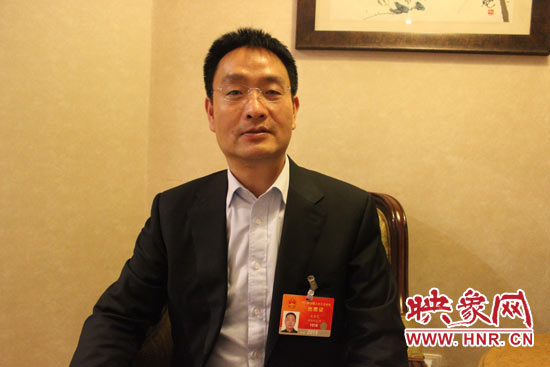 全國(guó)人大代表、輝縣市張村鄉(xiāng)裴寨社區(qū)黨總支書記裴春亮