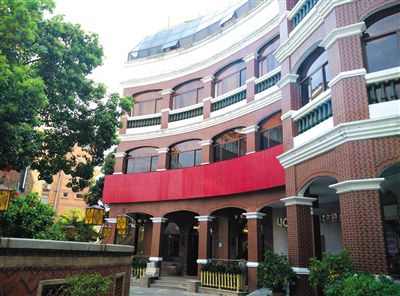 泉州多名干部稱，2010年下半年，徐鋼每周至少三天的下午在這幢建筑的地下酒窖。