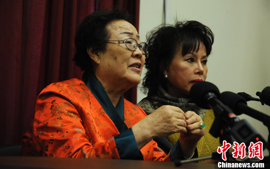 圖為慰安婦受害者李容洙（Lee Yong Soo。圖左）發(fā)表講話，要求安倍正式道歉。