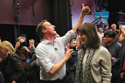 4日，英國巴斯，卡梅倫和妻子薩曼莎到一所女子學(xué)校助選。英國大選前夕，主要政黨的領(lǐng)袖們紛紛派妻子去拉選票。