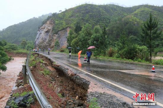 圖為5月19日，江西贛州石城縣珠坑鄉(xiāng)塘臺村通往福建寧化縣的公路出現(xiàn)塌方。陳小強 攝