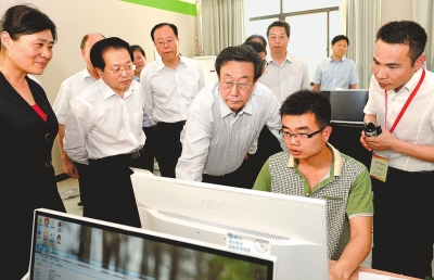 　　5月22日，省委書記、省人大常委會(huì)主任郭庚茂在河南網(wǎng)商園調(diào)研。記者杜小偉攝