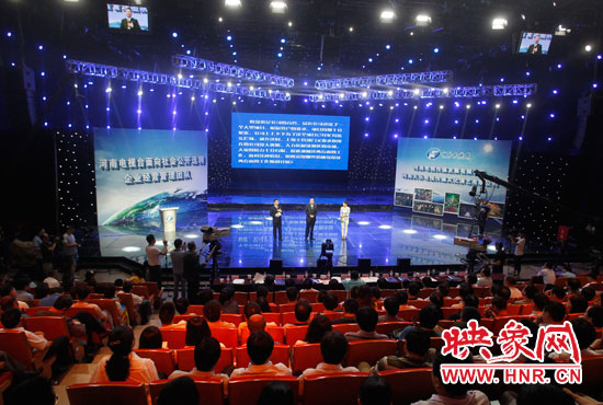 16日上午，河南電視臺1500平米演播廳內(nèi)座無虛席。